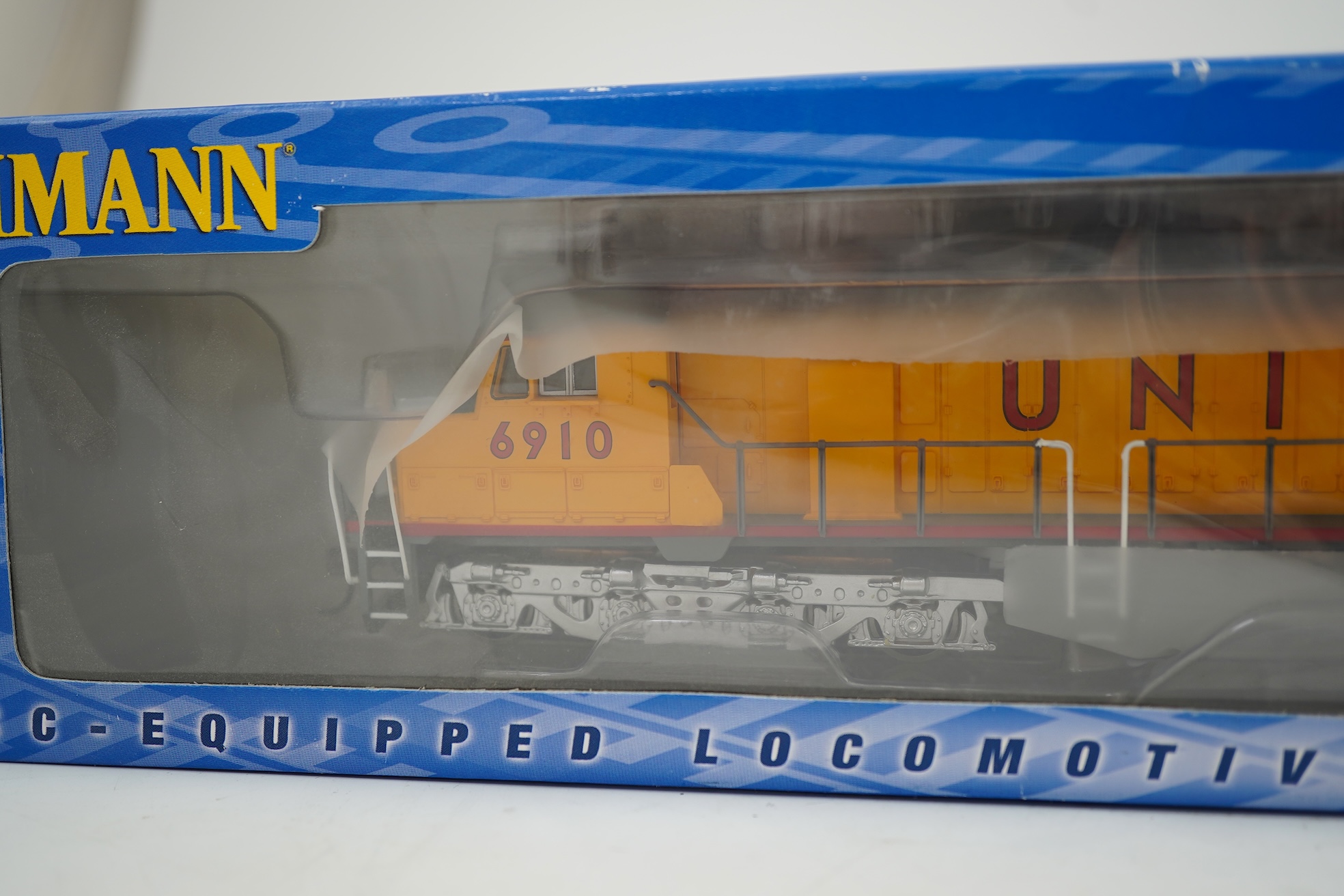 A boxed HO gauge Bachmann (62106) model of Union Pacific EMD DD40AX Centennial, 6910, Co-Co diesel locomotive, powered for two rail operation.